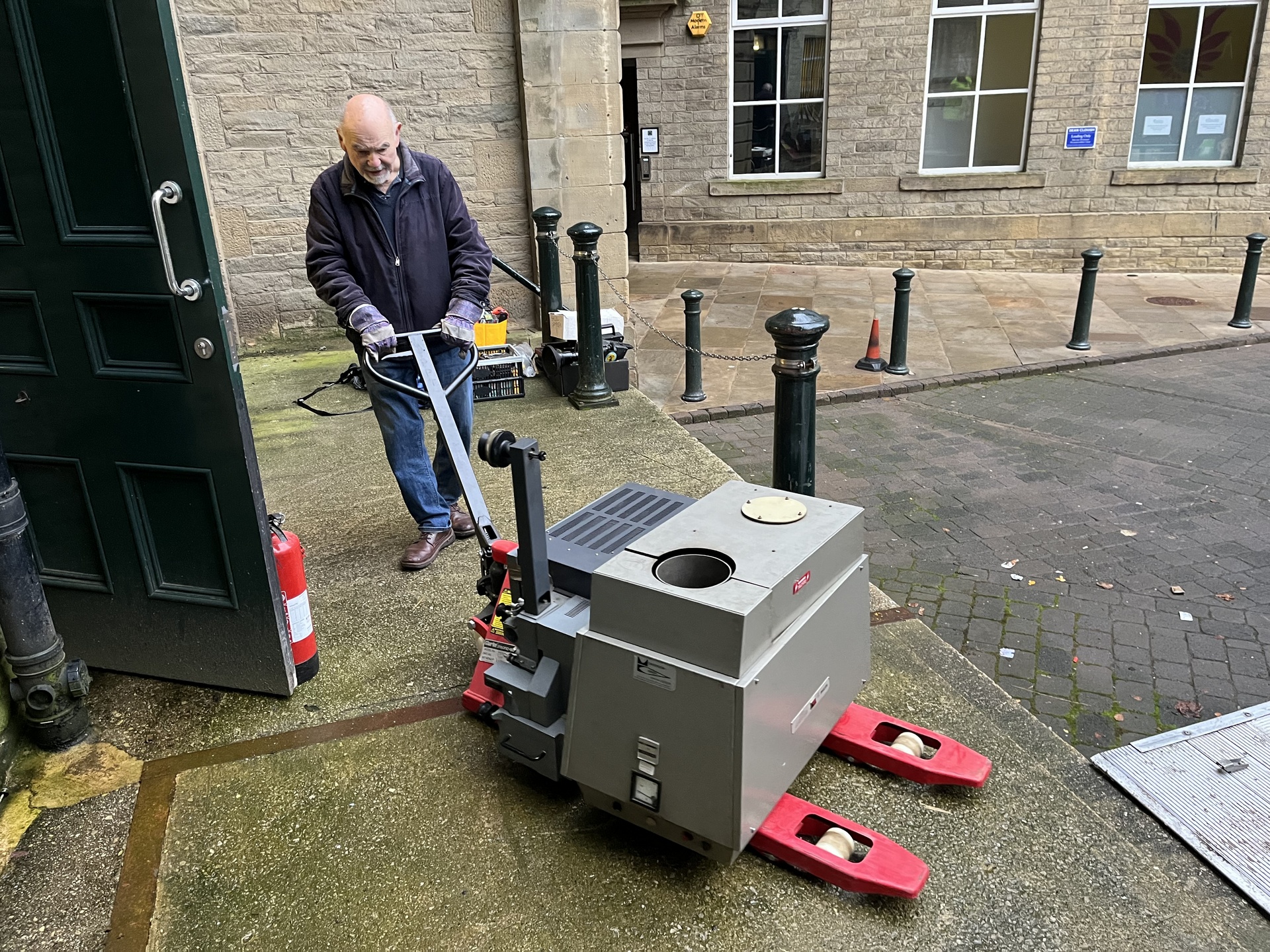 PPT Chair Nigel Wolland moving a Philips lamphouse on a pallet mover